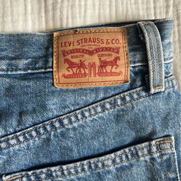 Levi’s high waisted mom shorts - Picture 3 of 5